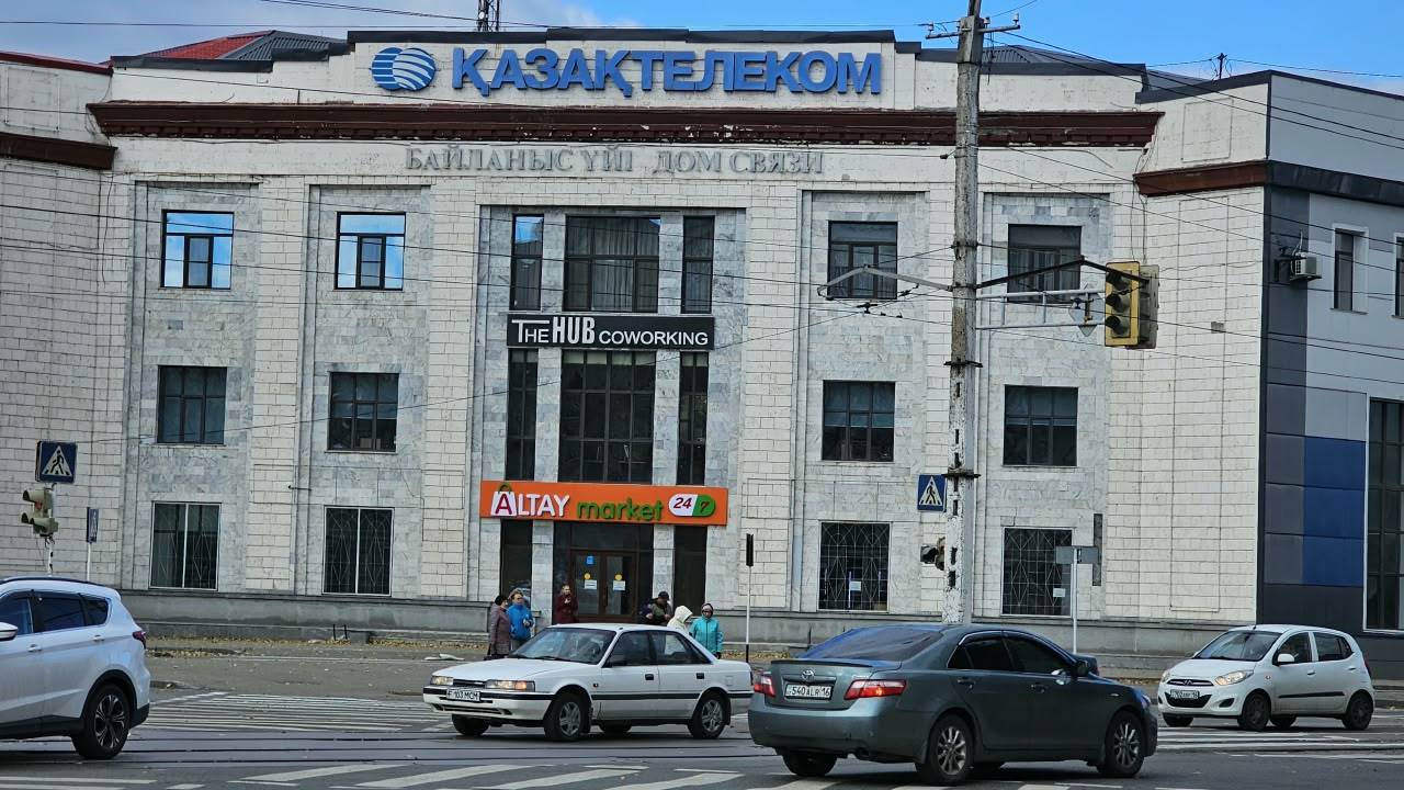 В Усть-Каменогорске в здании Казахтелекома открывают магазин