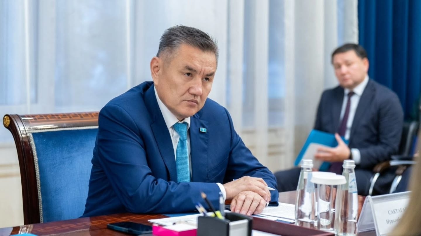 Акиму ВКО пожаловались на большегрузы, разбивающие дорогу