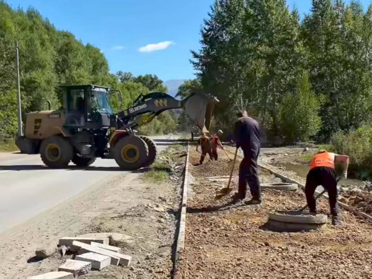Проливные дожди помешали закончить тротуар к новой школе в Риддере