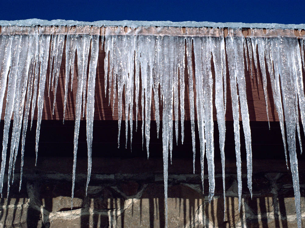 В Усть-Каменогорске свисающие с крыш домов сосульки представляют серьезную угрозу для горожан