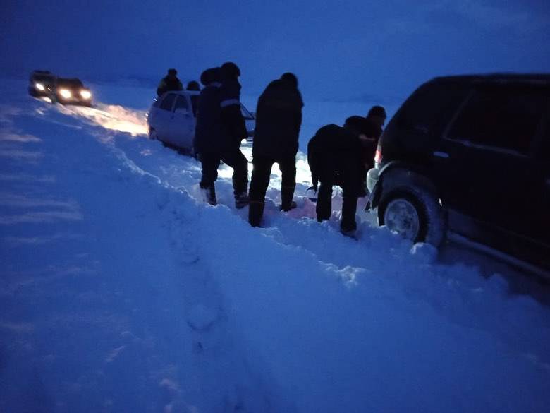 В ВКО спасатели эвакуировали людей с несанкционированной ледовой переправы