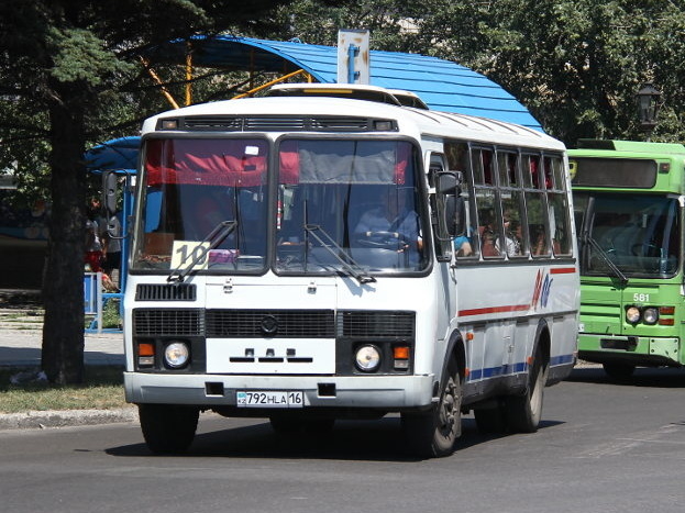 Семья в автобусе. Автобус до усть каменогорска. Автовокзал усть-каменогорск. Автобус оскемен. Новосибирск усть каменогорск автобус.