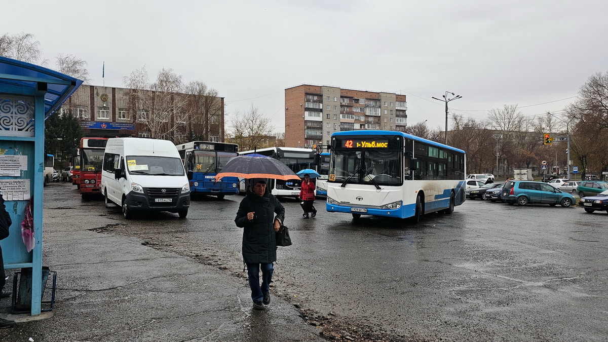 В Усть-Каменогорске жители «завалили» депутатов вопросами о работе автобусов