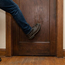 Пришёл в гости и пнул дверь: жителя ВКО оштрафовали на 151 375 тенге