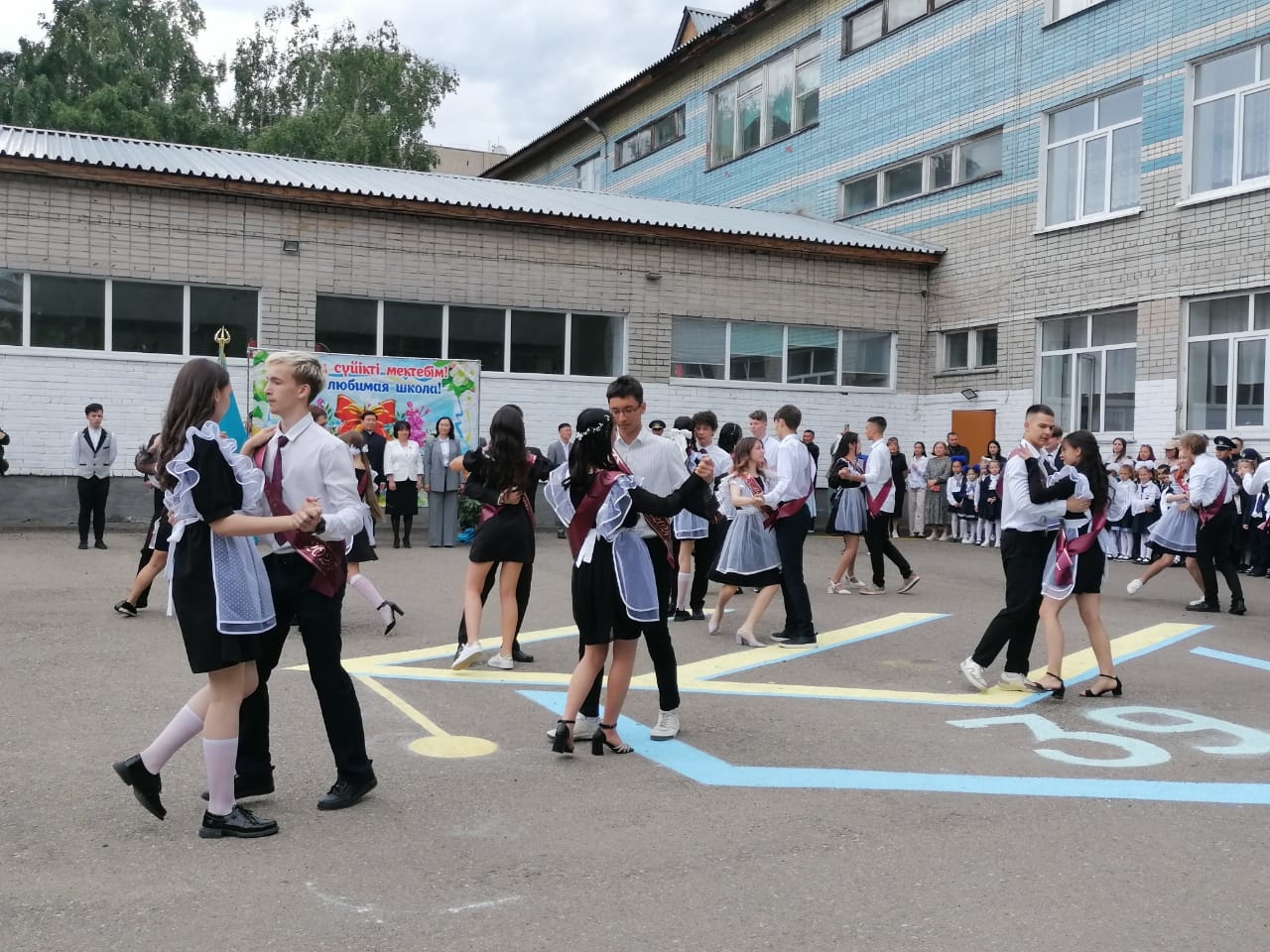 В школах Усть-Каменогорска прозвенел последний звонок | YK-news.kz