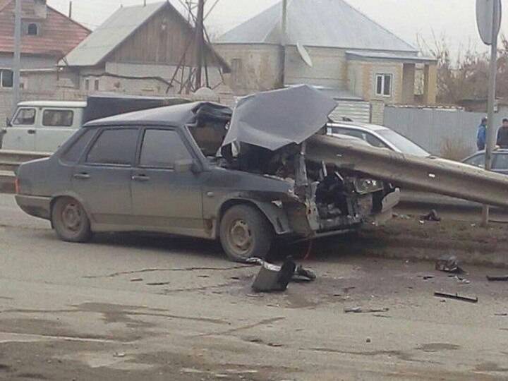 В ВКО автомобиль врезался в металлическое ограждение