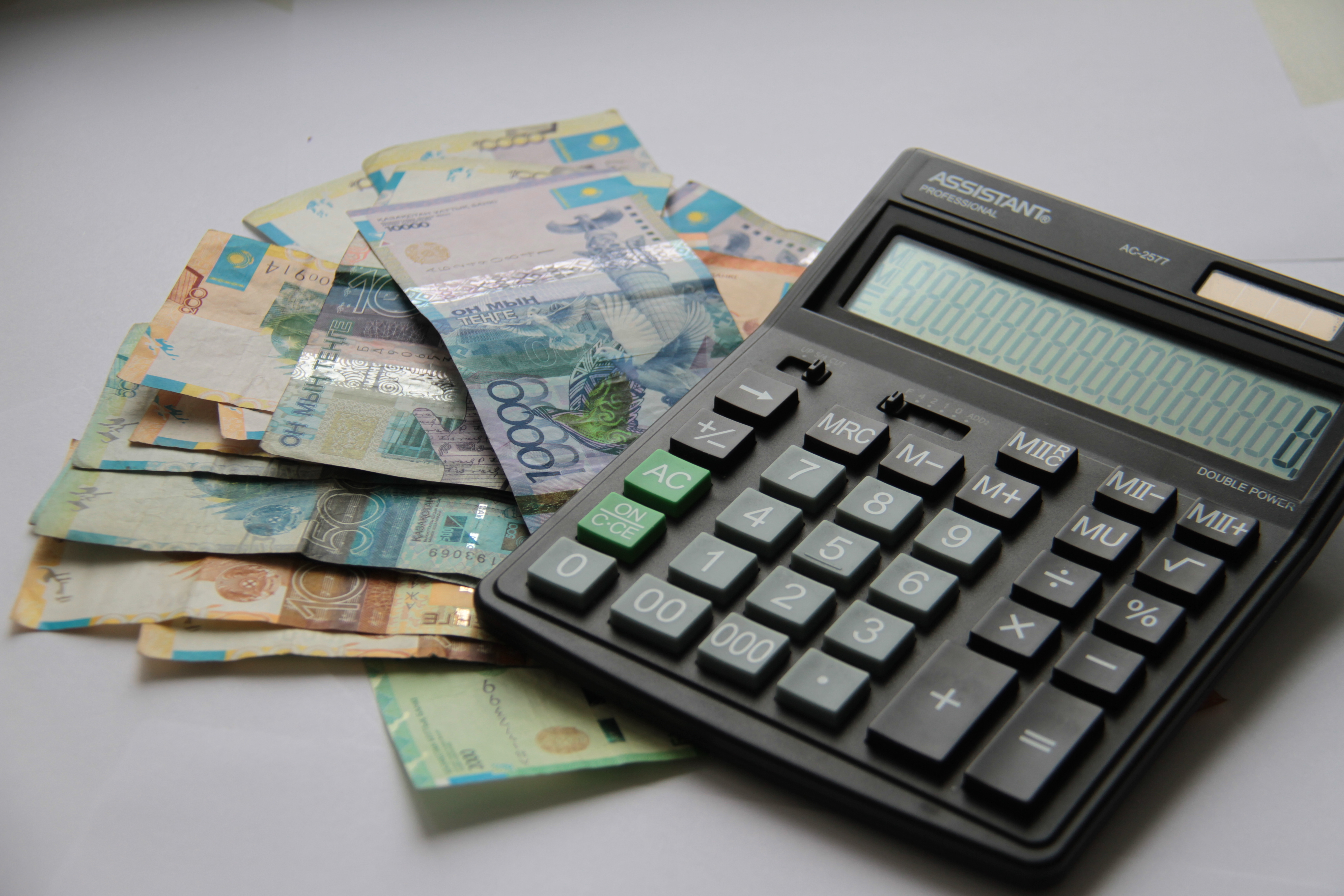 Принудительные платежи. Калькулятор тенге. Калькулятор и деньги. Калькулятор тг. Соцвыплаты в Казахстане.