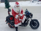 Байкер прокатился по Усть-Каменогорску в костюме Деда Мороза
