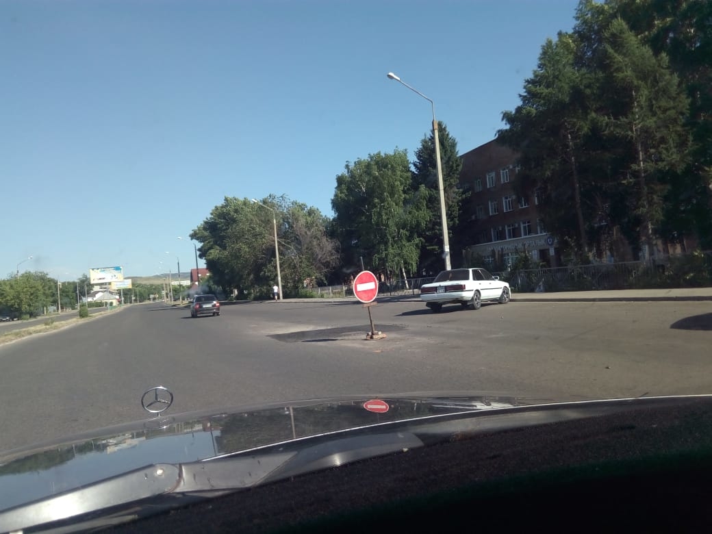 Донецк фото побитый знак въезда. Почему закрыли проспект