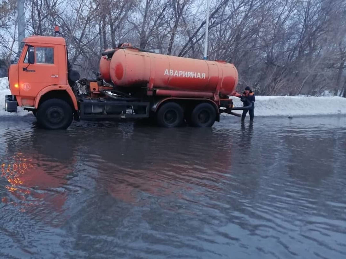 В Усть-Каменогорске откачивают талую воду с улиц | YK-news.kz