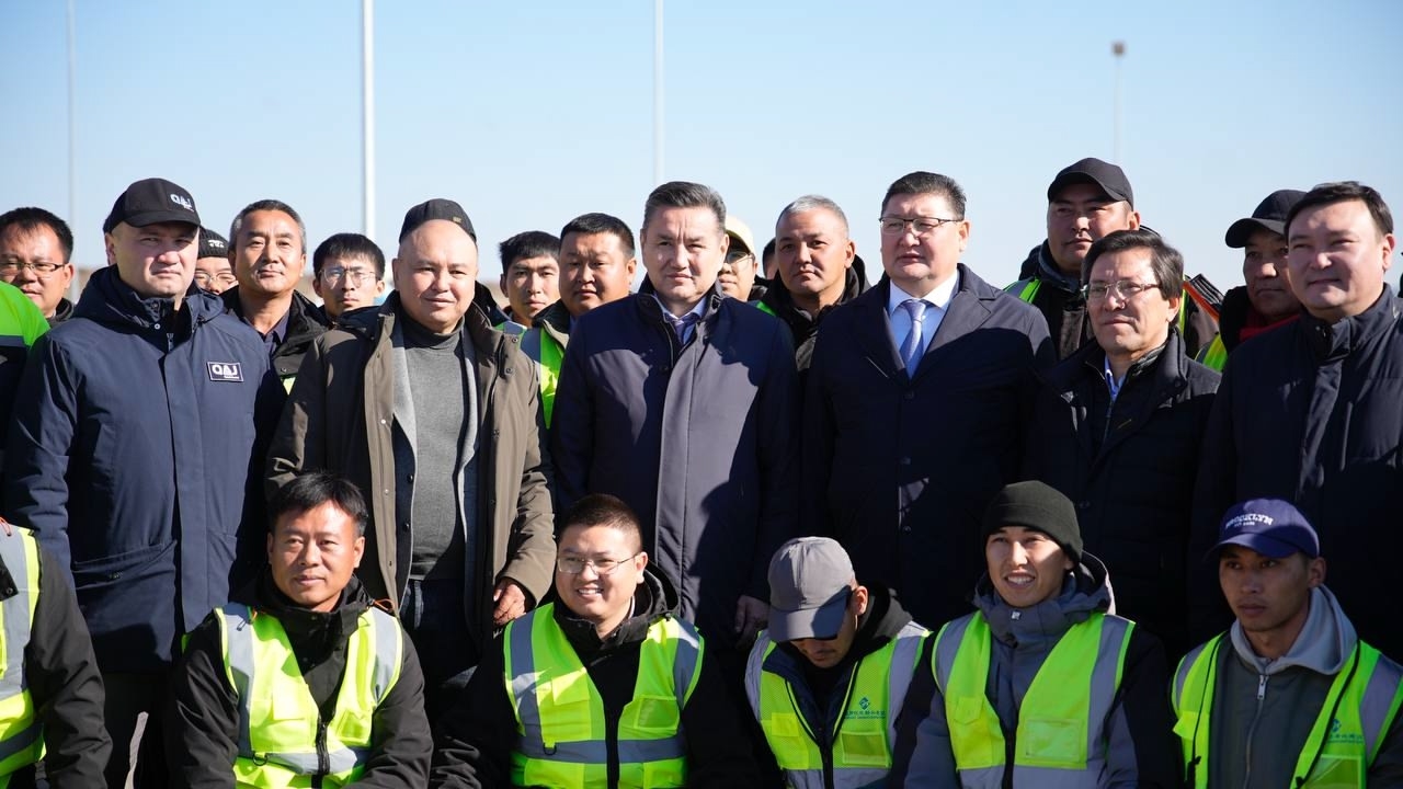 Орыс аққұбалары бар үлкен қара әтеш