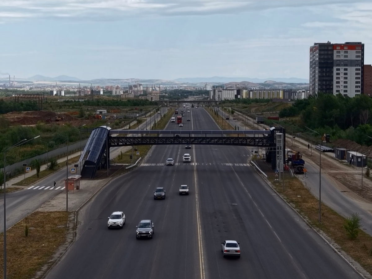 В Усть-Каменогорске в надземке будут укладывать покрытие: пешеходам придется маневрировать