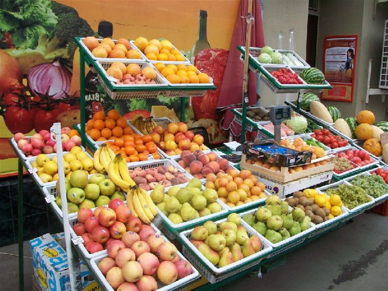Продажа овощей магазины. Овощи на прилавке. Прилавок с фруктами. Прилавок с овощами и фруктами. Овощи и фрукты на рынке.