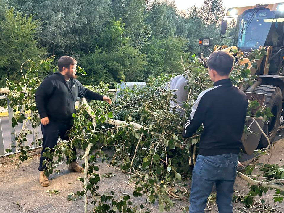 В Усть-Каменогорске коммунальные службы продолжают устранять последствия урагана