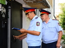 В ВКО владельцы квартир не впускают в дома полицейских, принимая их за мошенников